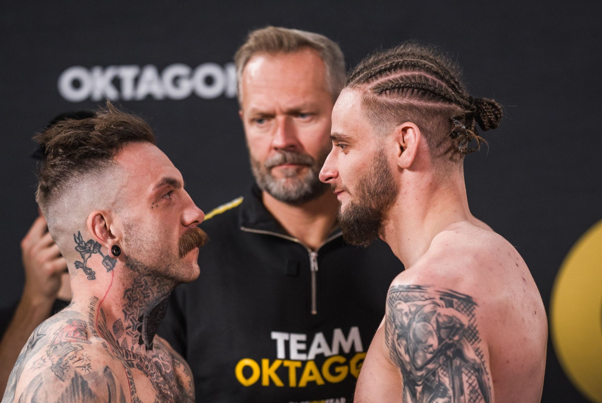 Staredown před bojem.