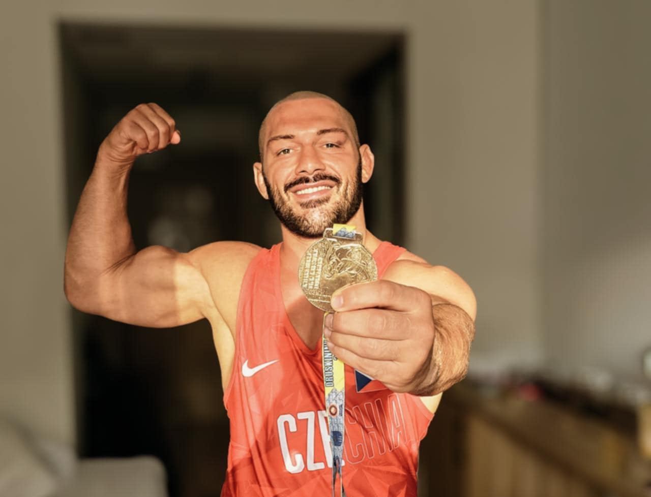 Zlatý Artur Omarov,
