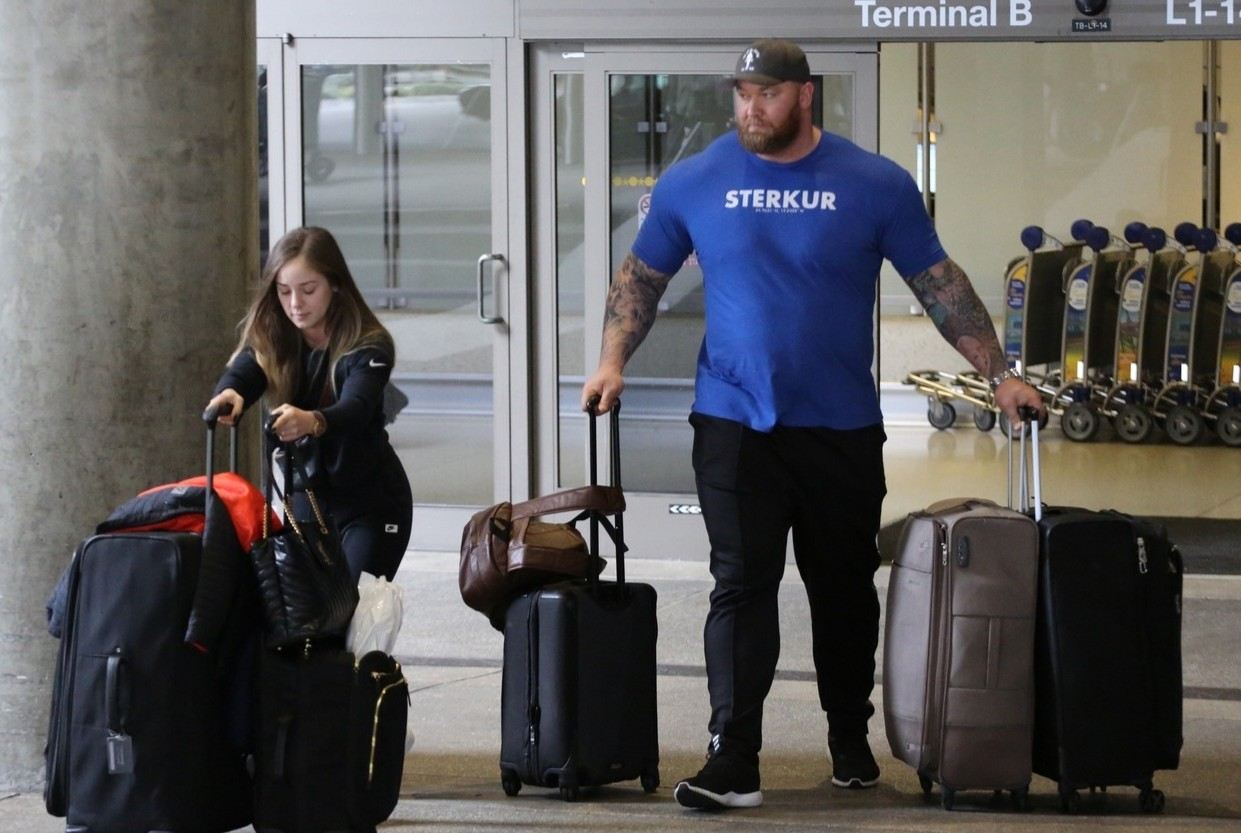 Hafthór Júlíus Björnsson a jeho žena.