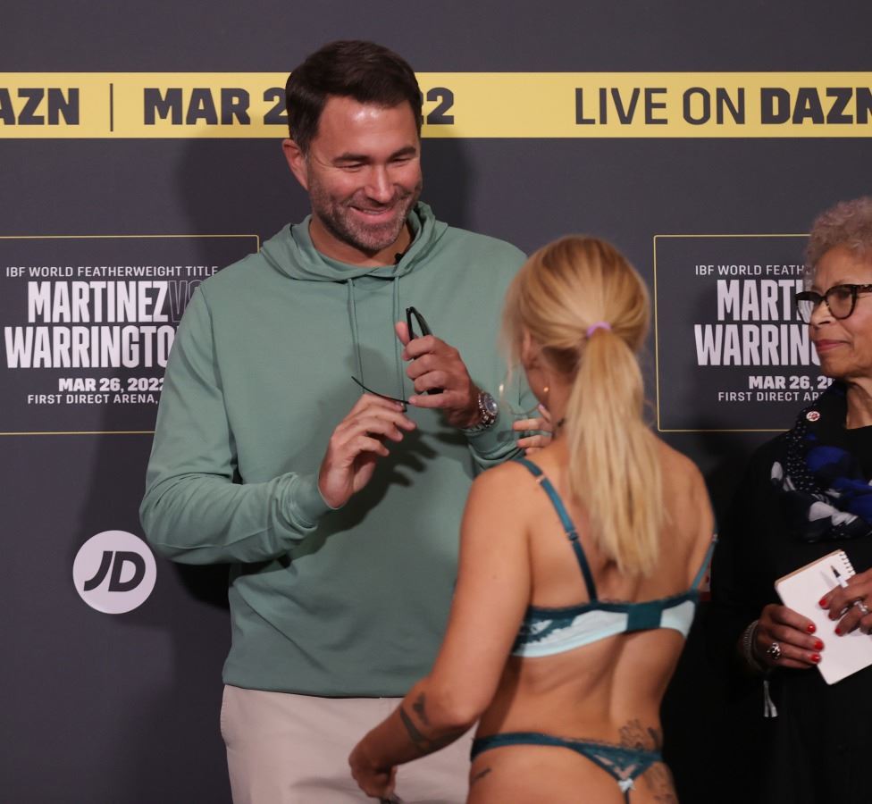 Eddie Hearn dostává brýle od Ebanie Bridges.