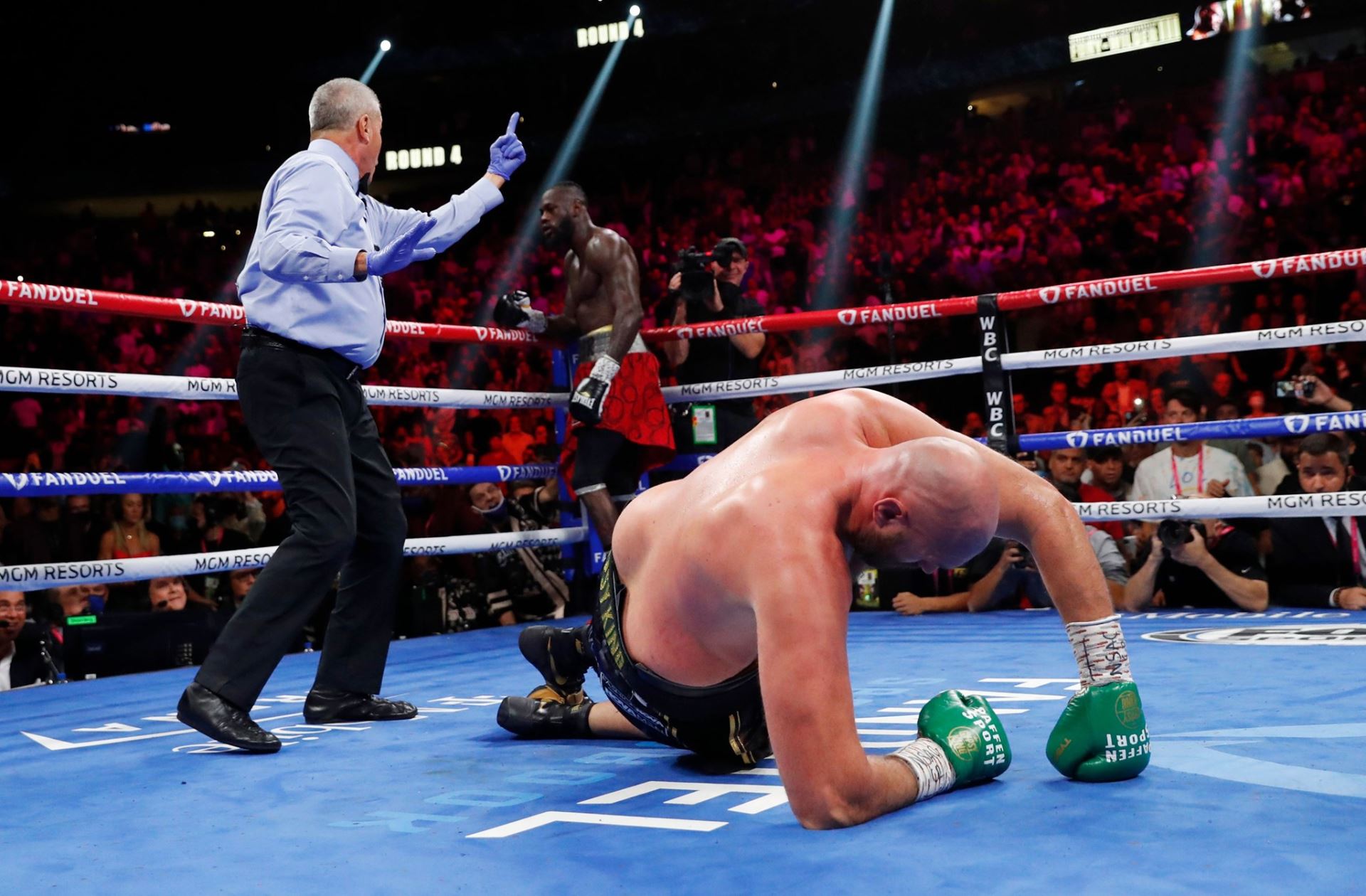 Tyson Fury na kolenou.