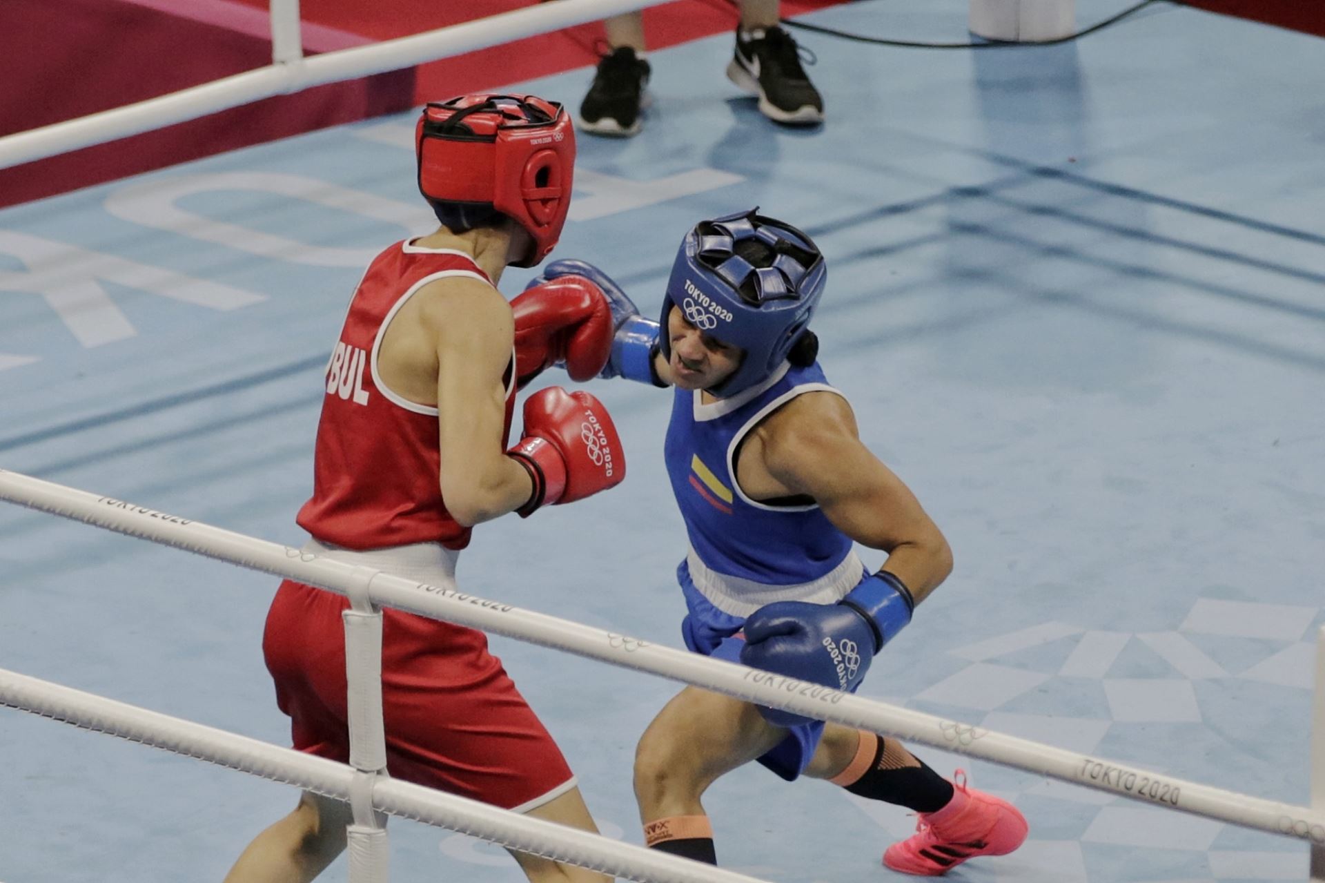 I na olympiádě se v boxu kousalo do ucha.