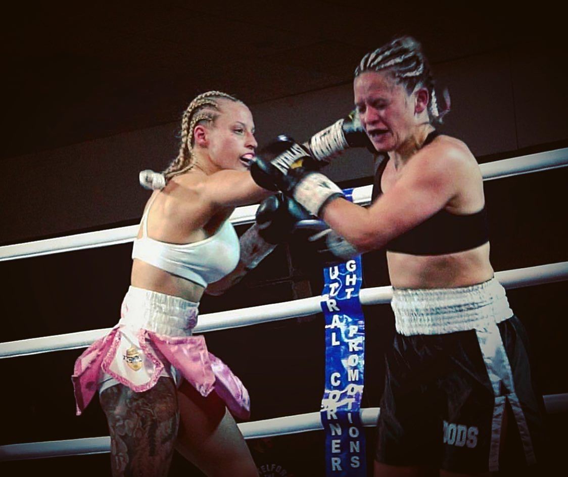 FOTO: Facebook Ebanie “Blonde Bomber “ Bridges - Boxer