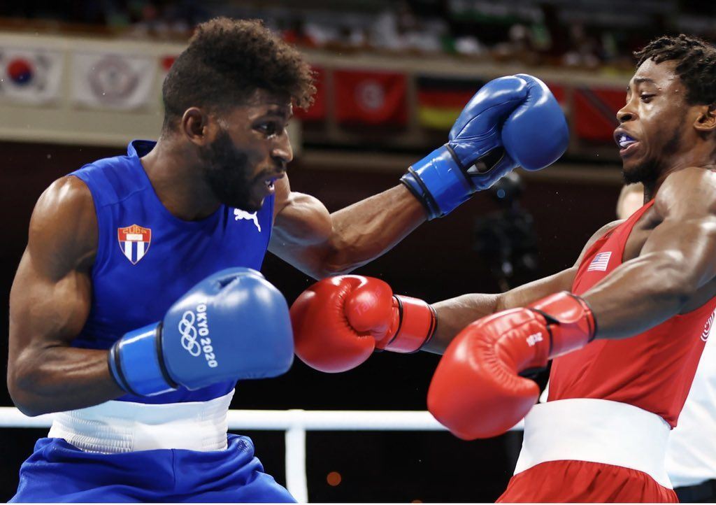 Boxer Andy Cruz (vlevo) dostal na Kubě stopku.