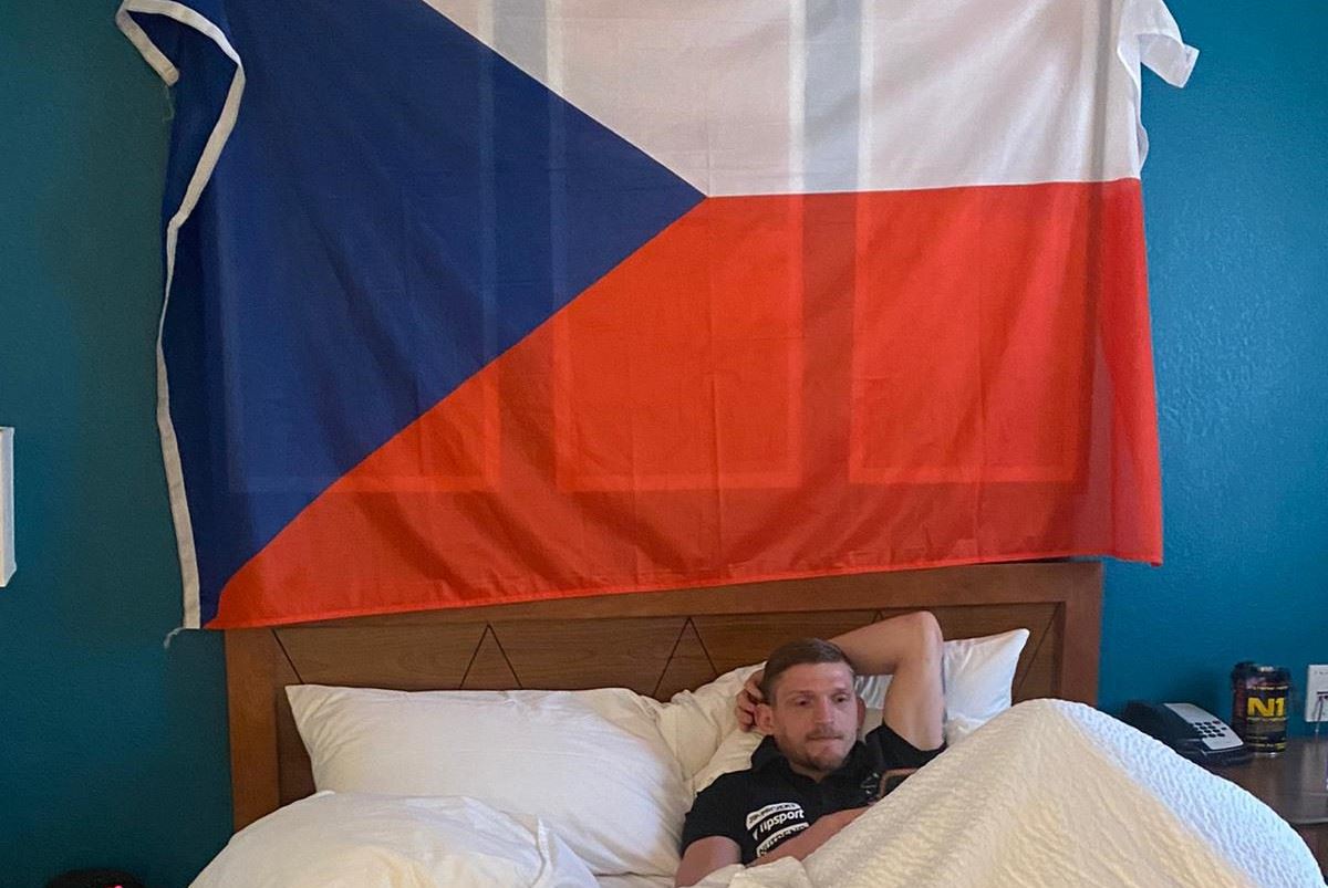 David Dvořák v hotelu UFC, česká vlajka nesmí chybět.