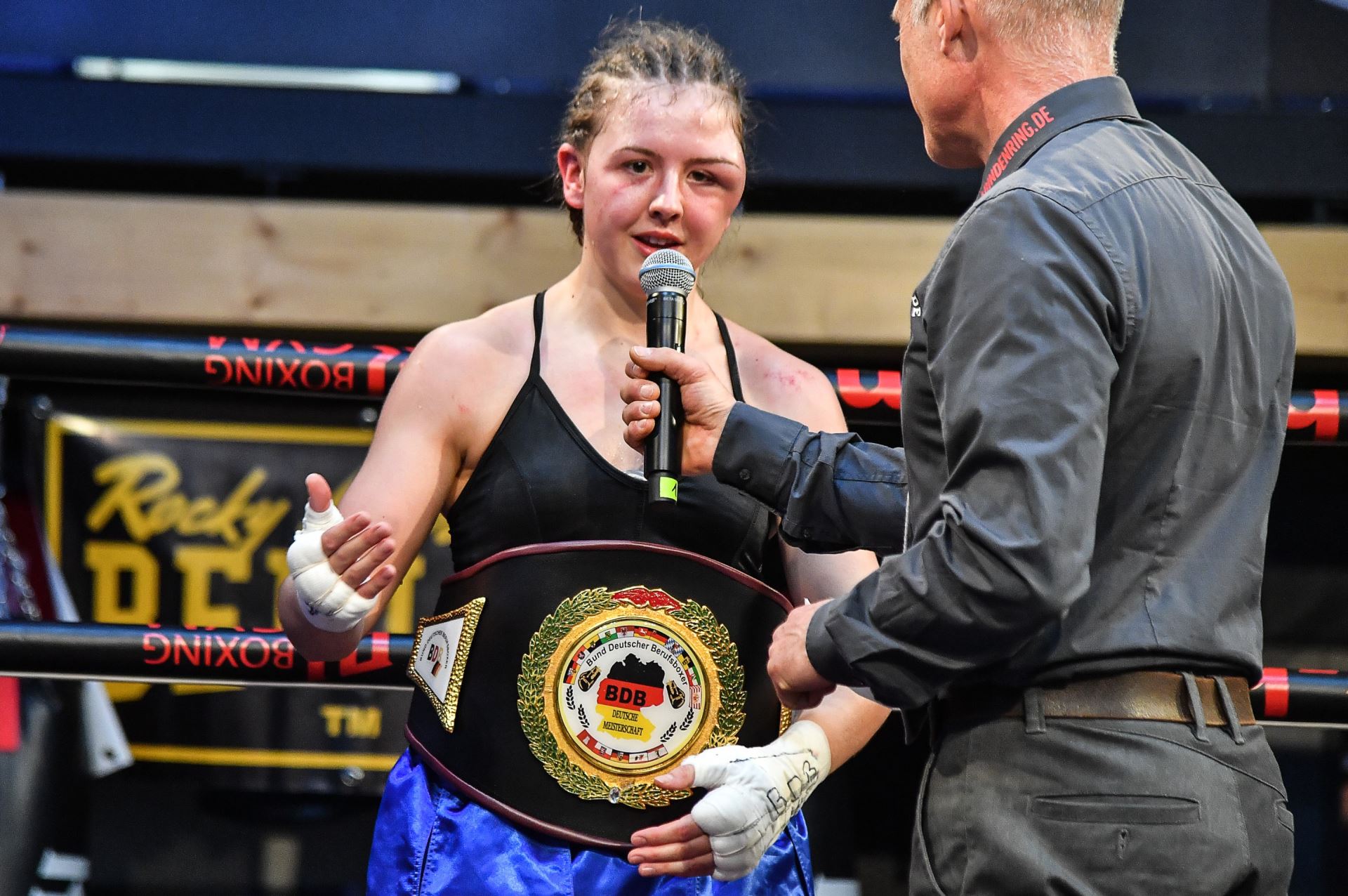 Cheyenne Hanson po boji a zisku mistrovského pásu Bund Deutscher Berufsboxer.