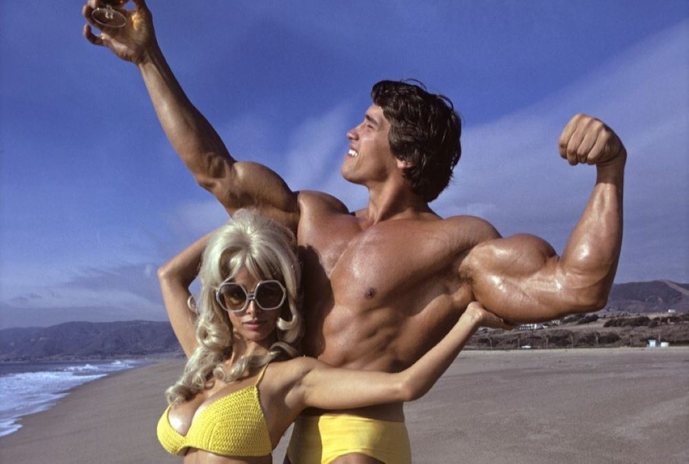 Arnold Schwarzenegger a focení na pláži.