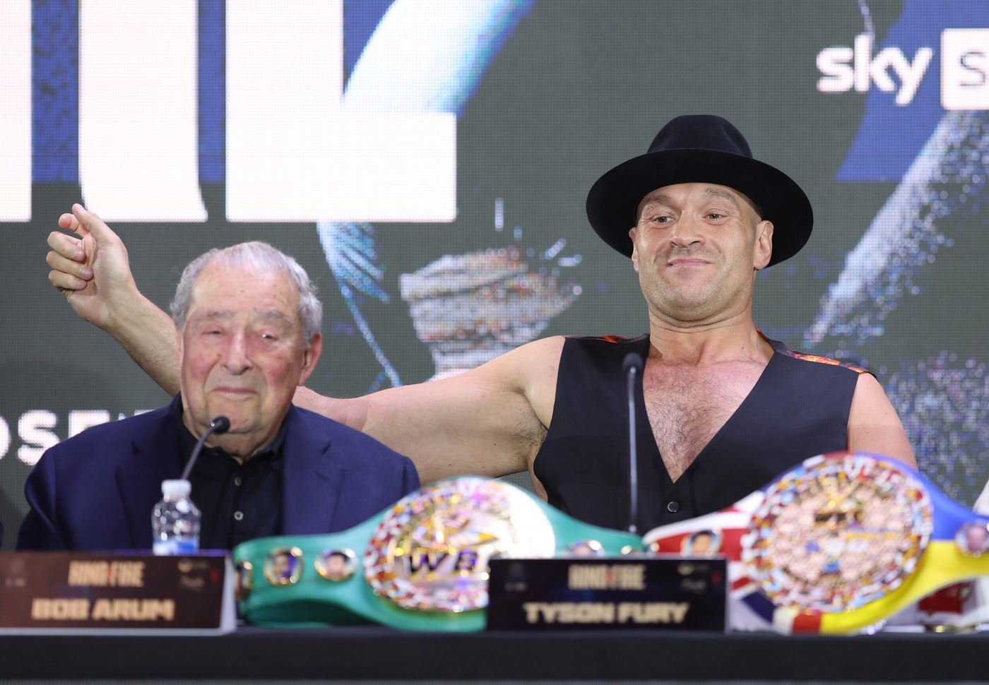 Bob Arum a Tyson Fury během tiskové konference.