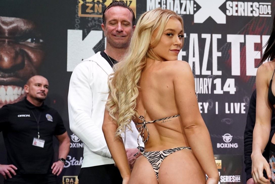 Elle Brooke na vážení před zápasem.