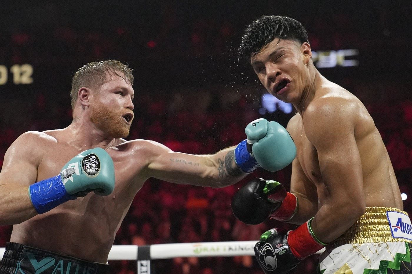 Canelo Alvarez trefuje...