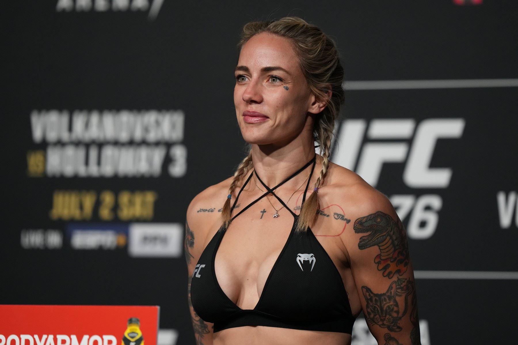 Jessica-Rose Clark na vážení před zápasem v UFC.
