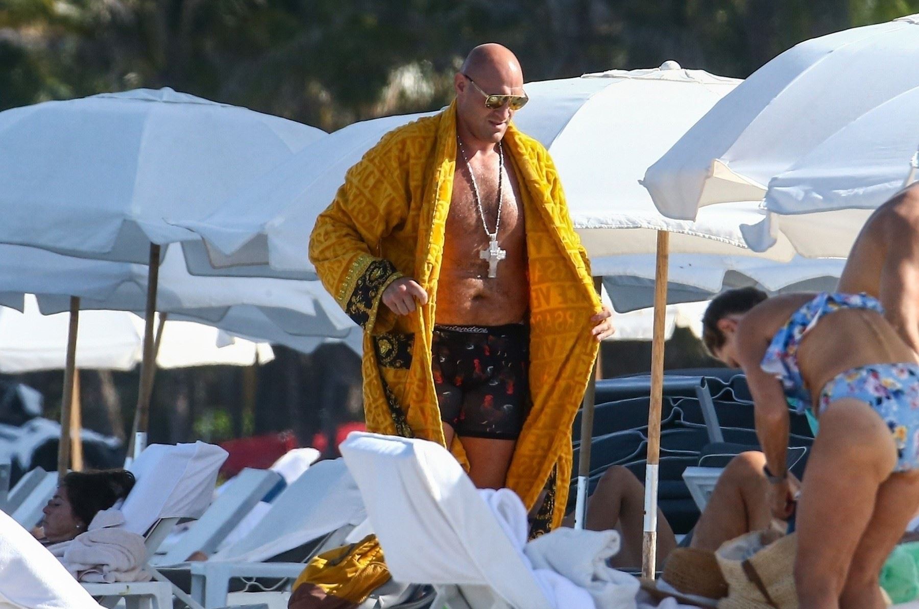 Tyson Fury na pláži.