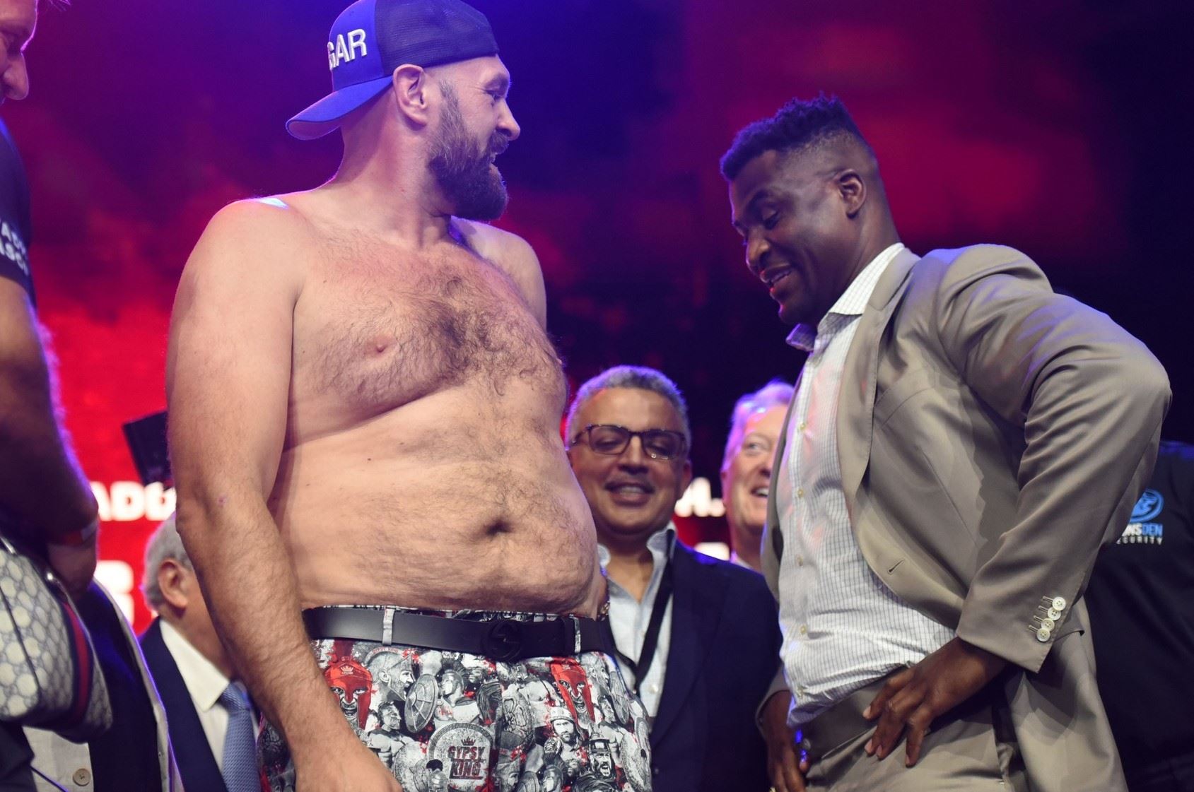 Ngannou si prohlídl rivala.