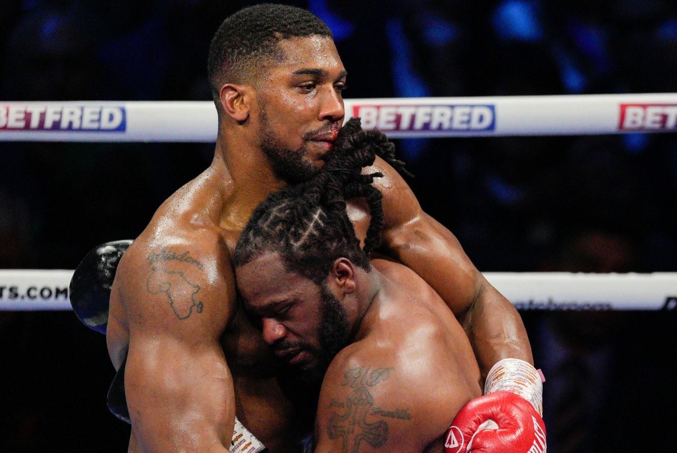 Anthony Joshua (vlevo) vyhrál, ale nedominoval.