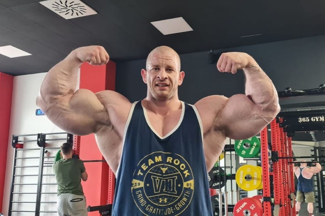 Michal Križánek jeho mega bicepsy. 