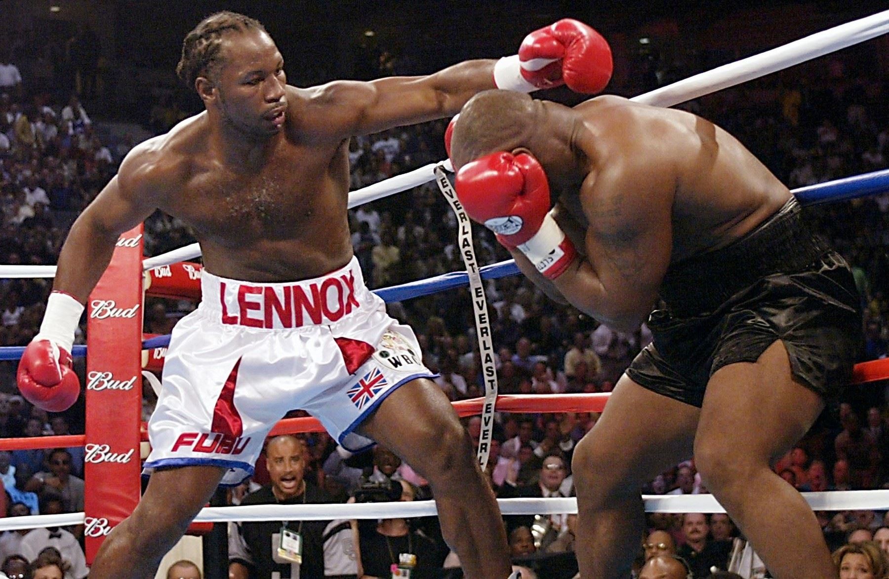Lennox Lewis v akci. Přijdou v budoucnu do ringu roboti?