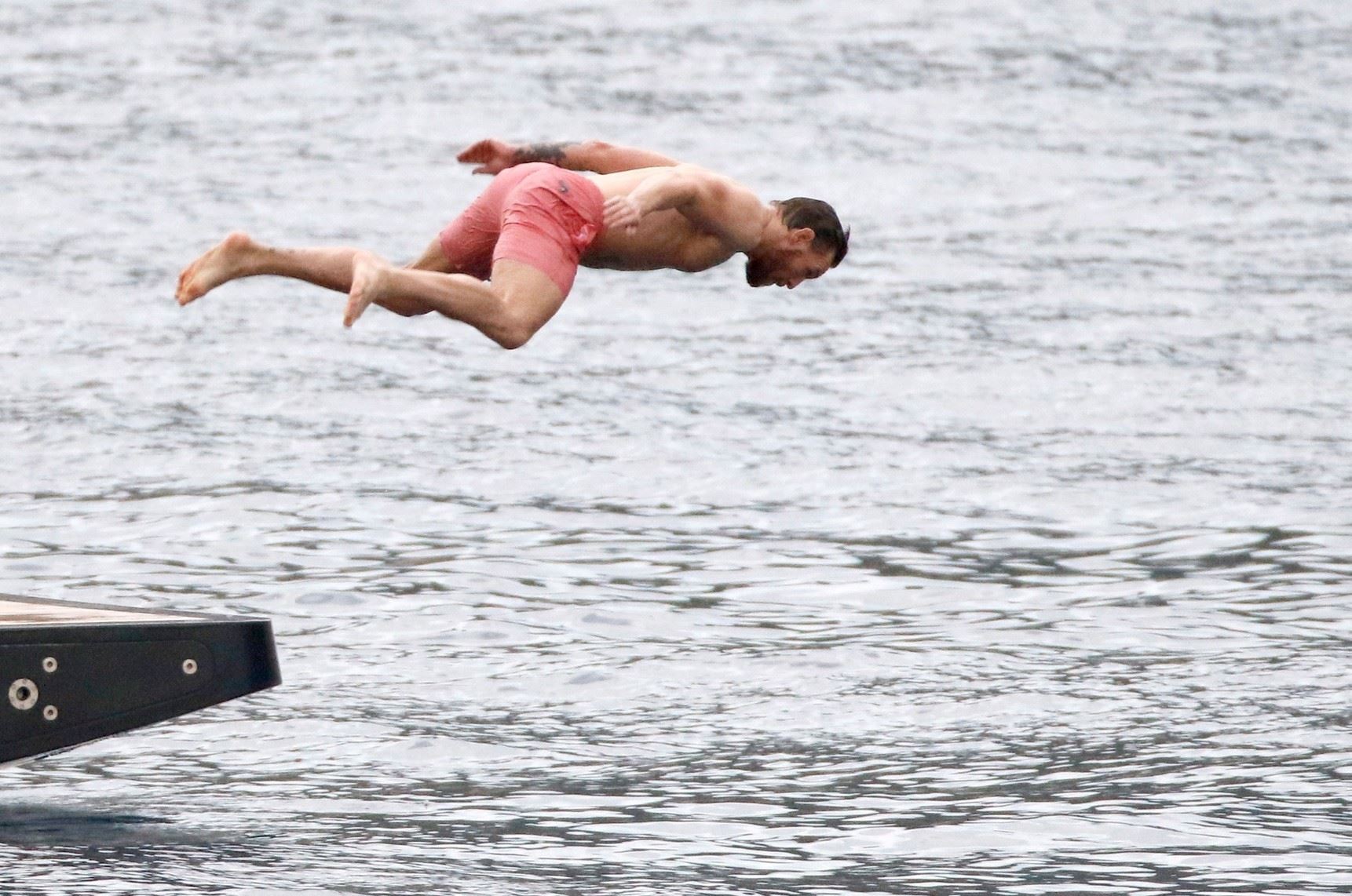 Conor McGregor umí žít.