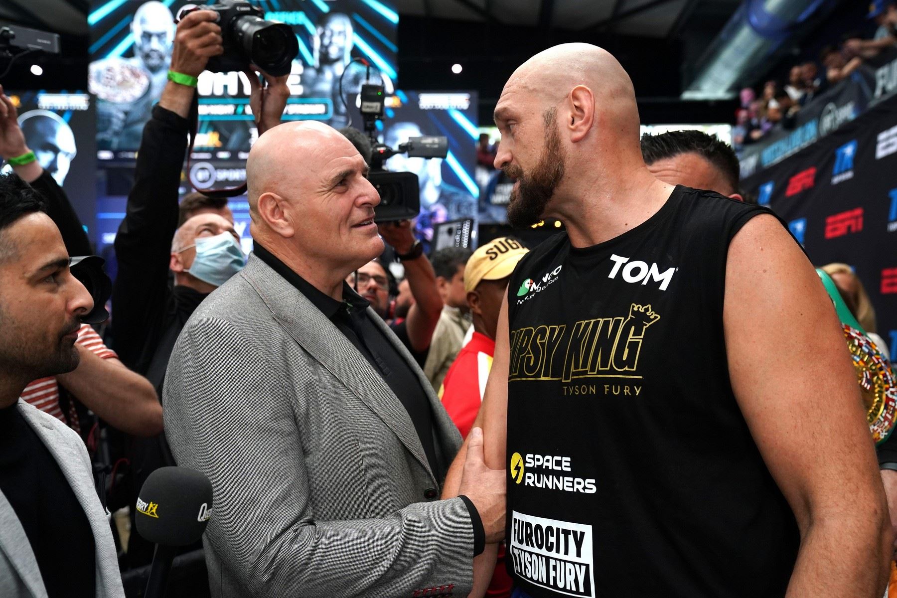 John Fury (vlevo) a Tyson Fury během vážení v Londýně.