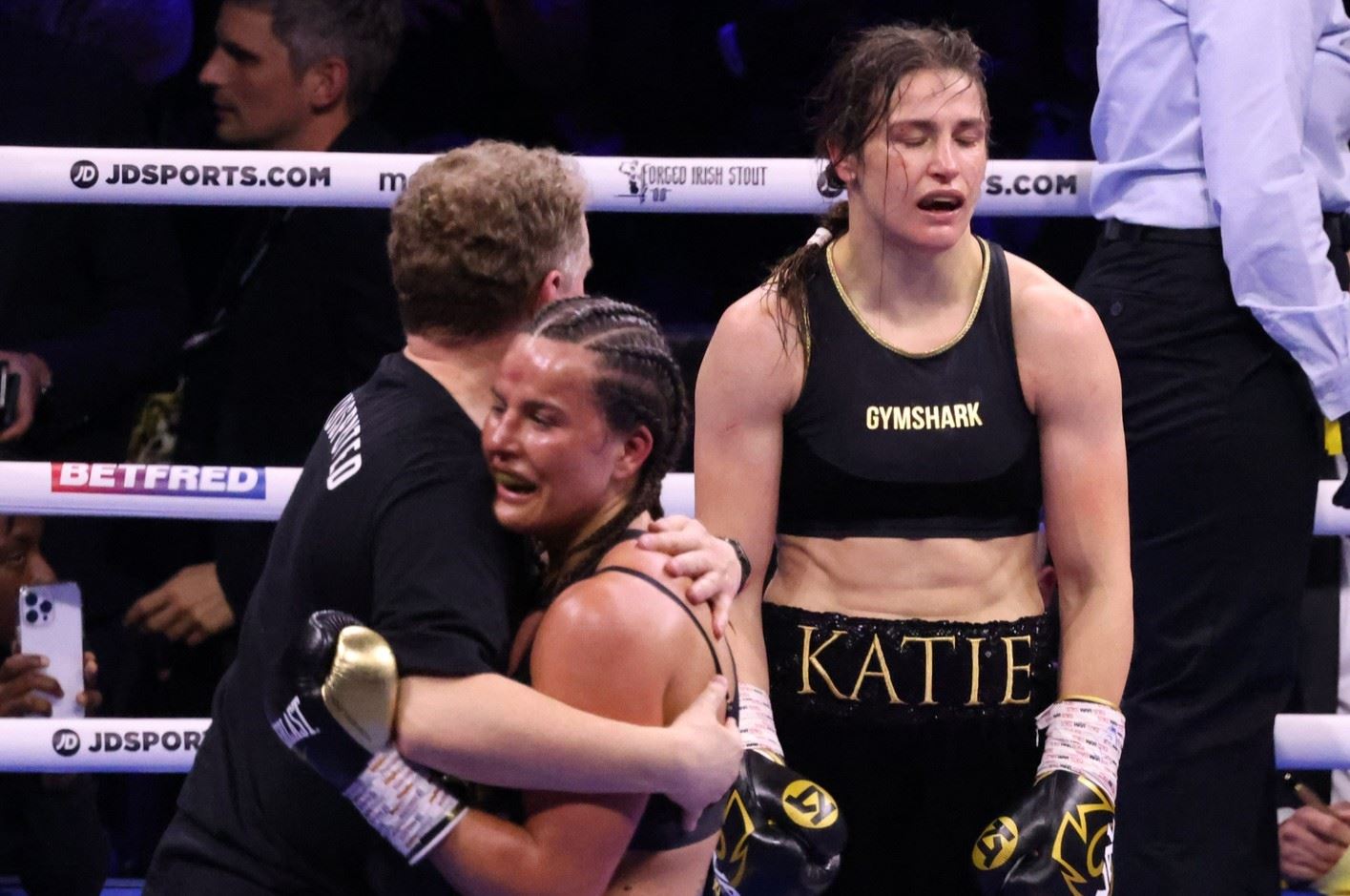 Katie Taylor se právě dozvěděla, že poprvé prohrála.