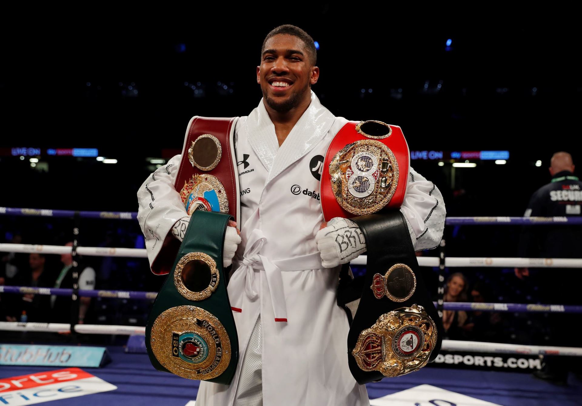 Anthony Joshua fanoušky táhne.