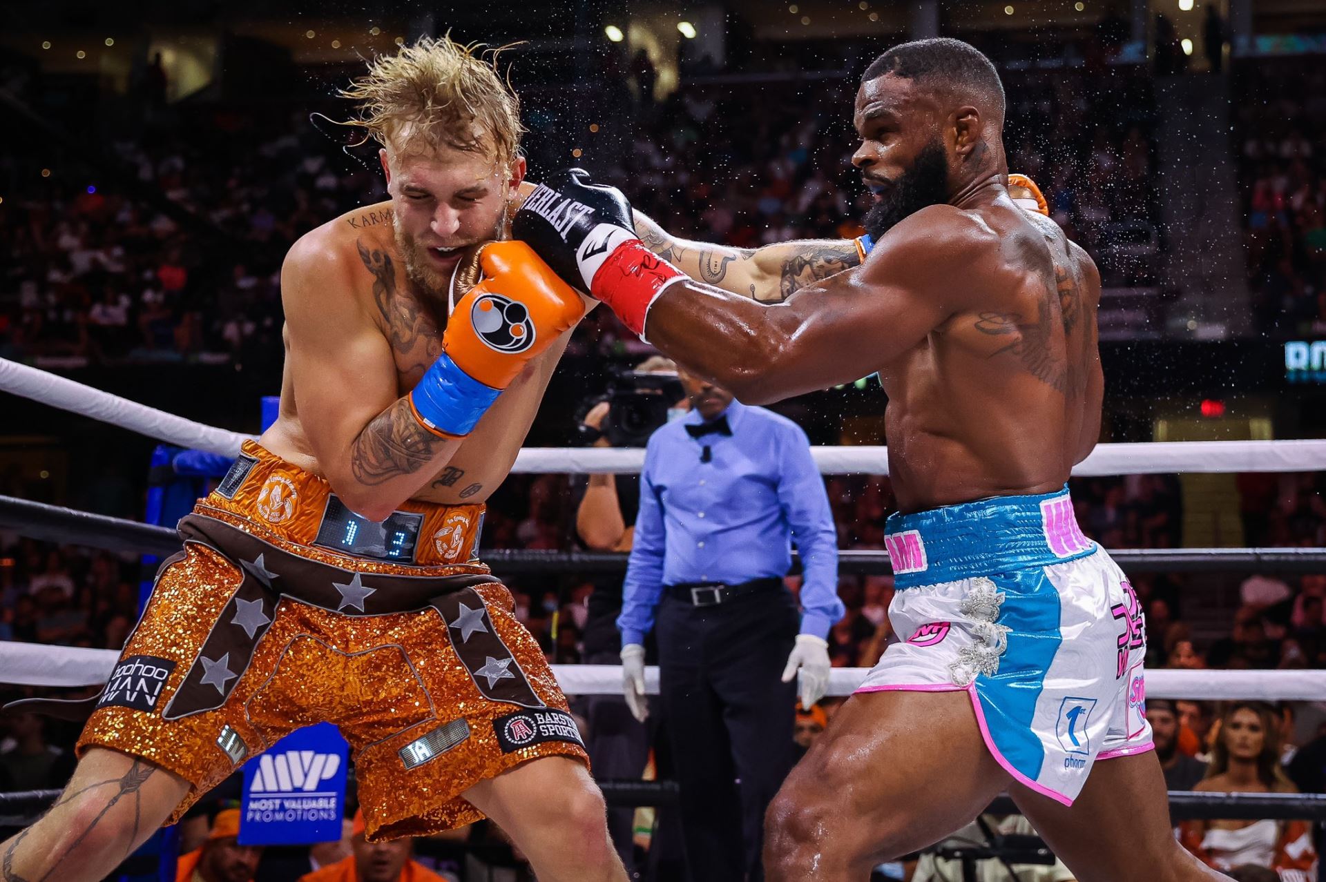 Jake Paul (vlevo) a první boxerský zápas s bývalým šampionem UFC, tím byl v tomto duelu Tyron Woodley.