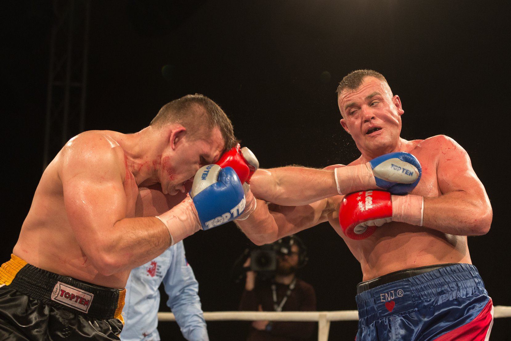 Tomáš Šálek (vlevo) a Pavel Šour v prvním duelu. 