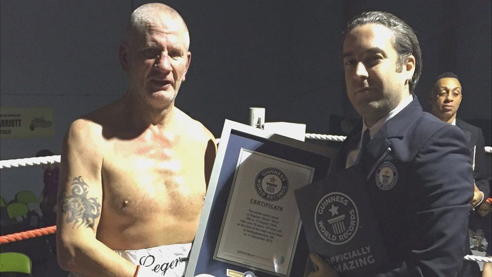 Prestižní světová organizace Guinness World Records má ve svých zápisech také nejstaršího boxera. 