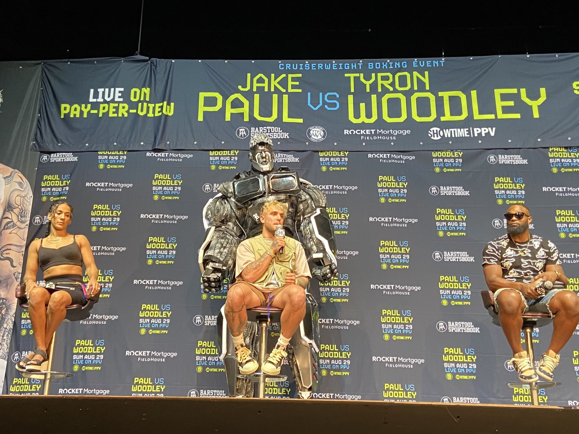 Tyron Woodley a Jake Paul. Zatím bez rukavic.