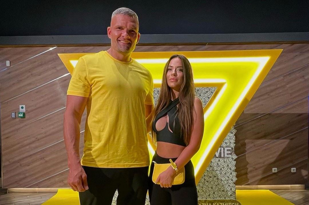 Tomáš Hron s přítelkyní na premiéře filmu.