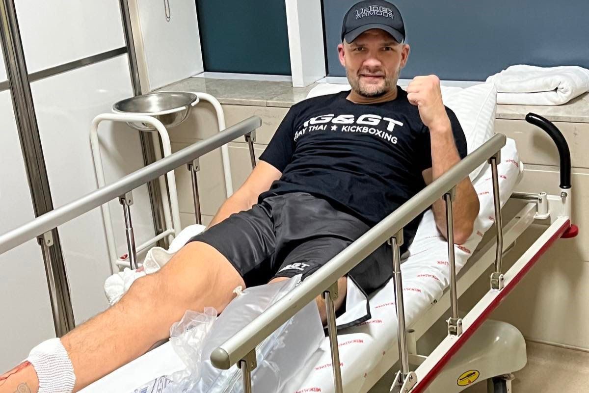 Tomáš Hron musel z ringu rovnou do nemocnice.