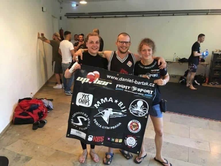 Barbora Poláková s Magdalénou Šormovou a přítelem Alanem..