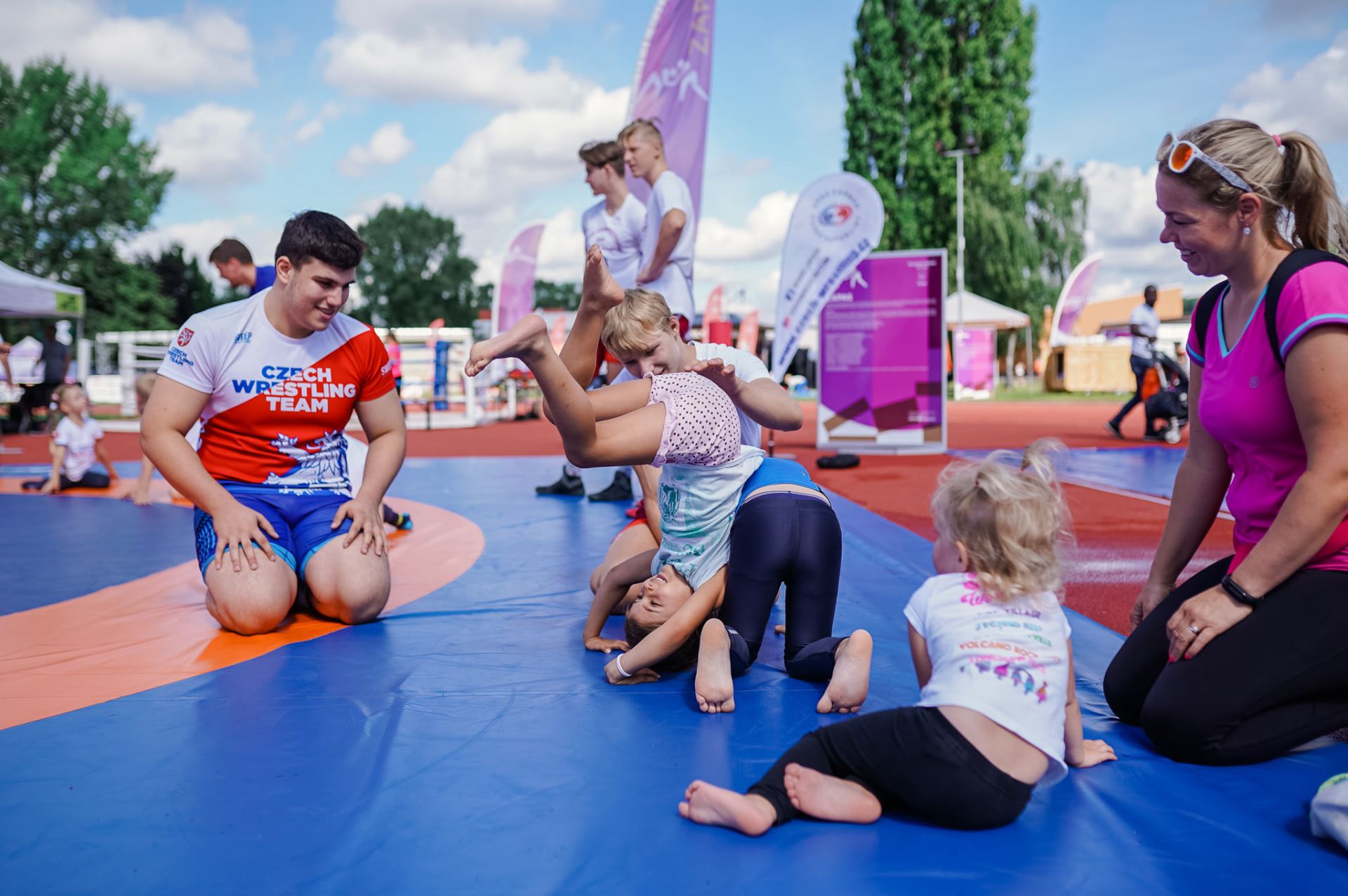 O pár dnů později už pomáhal dětem na olympijském festivalu. 