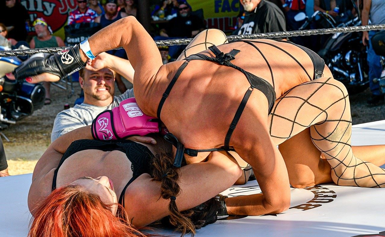 Bojovat se dá na různé způsoby, tohle je styl Lingerie Fighting Championships.