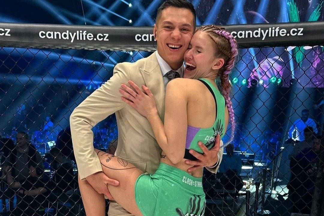 Tomáš Le Sy s přítelkyní po jejím vyhraném zápase.