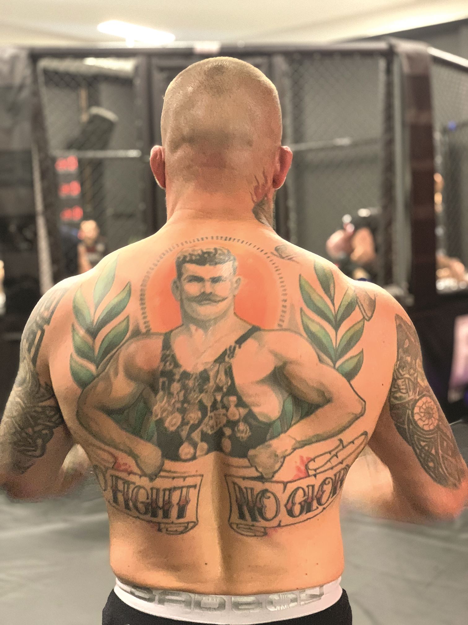Celá záda českého bojovníka MMA Tomáše Kužely.