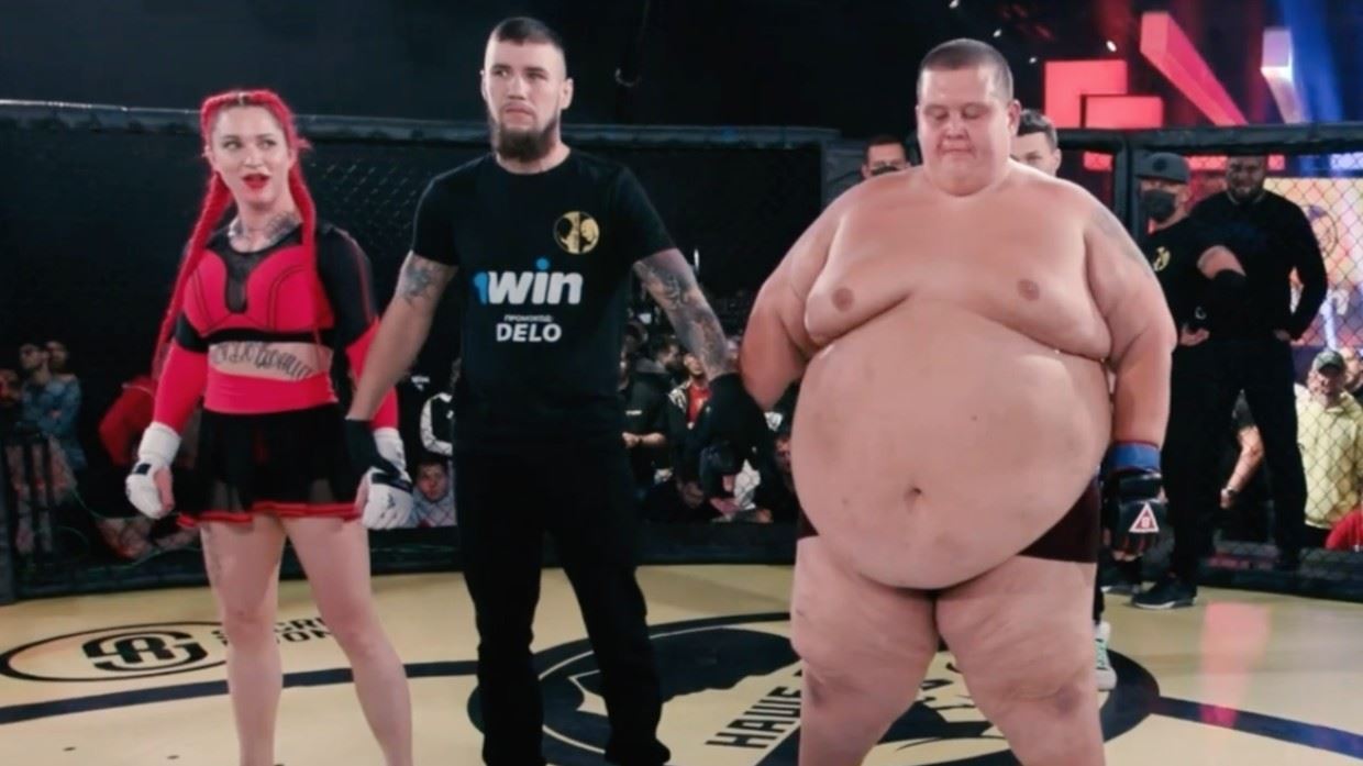 Šílený zápas v Rusku: 240kilový kolos prohrál se zápasnicí MMA