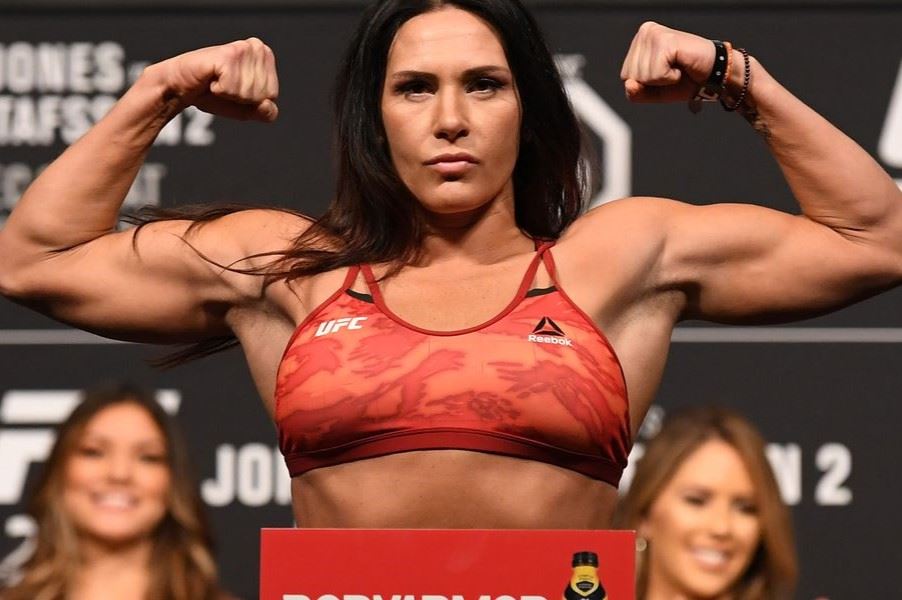 Cat Zingano v dobách UFC, tedy s prsními implantáty.