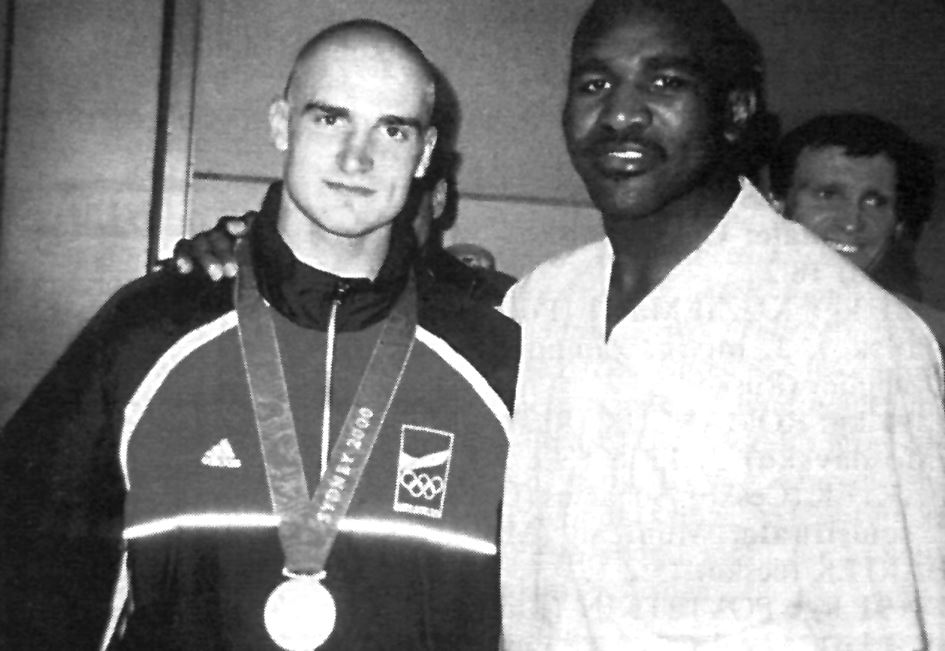 Holyfield v ložnici. „Po vyhlášení vítězů na olympiádě v Sydney na mě masér Standa Hervert mrknul a hlavou otočil směrem k světovému šampionovi těžké váhy Evanderu Holyfieldovi. Evander mě chytil za rameno a teď je tahle fotka jednou z nejvzácnějších, které mám. Spolu s Tysonem mi visí v ložnici.“