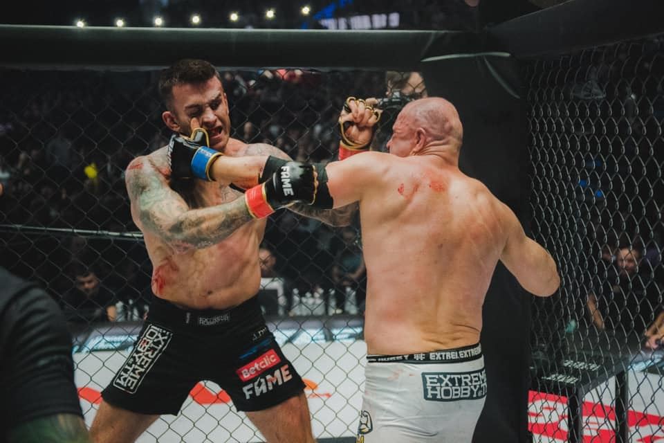 Když se zápas dostane do nečekaných otáček. Tohle zažila organizace FAME MMA.