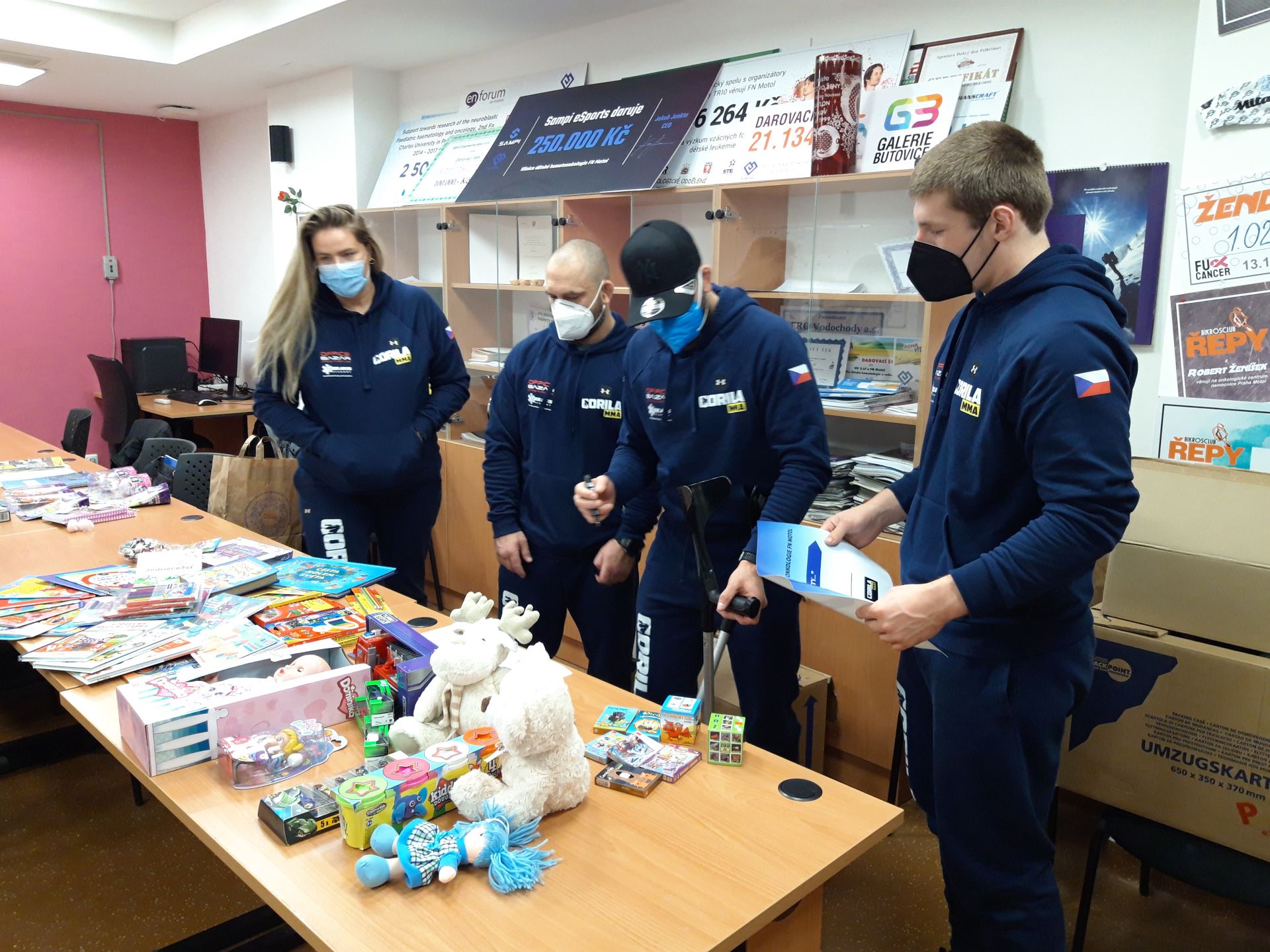 Dárky, hračky a finanční šeky předány. Gorila MMA navštívila holčičky v nemocnici Motol.