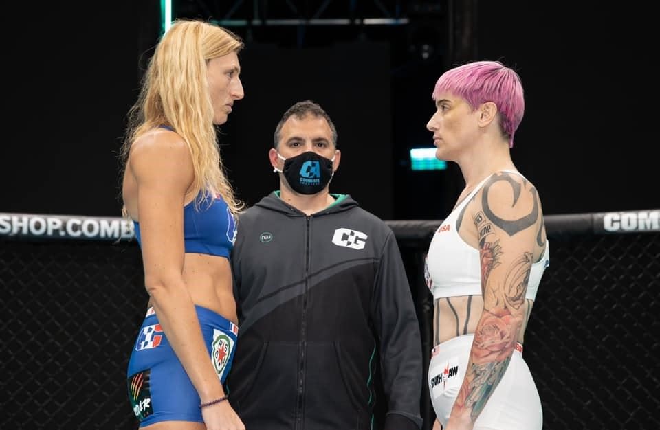 Alana McLaughlin a staredown před zápasem.