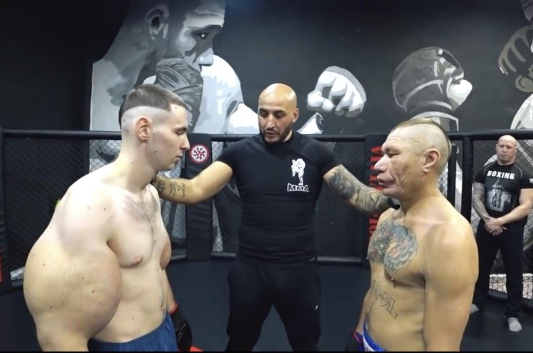 Kirill Tereshin (vlevo) před MMA zápasem.