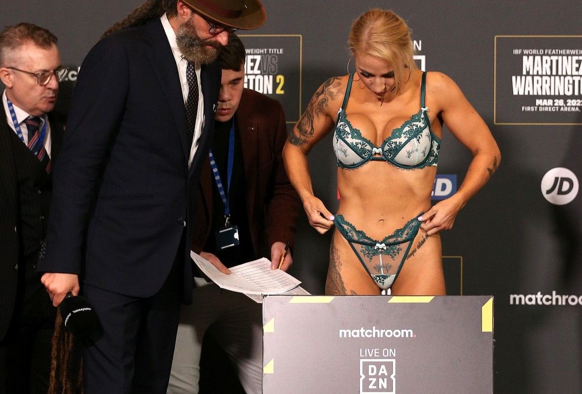 Ebanie Bridges během vážení v hotelu The Queens v Leedsu.