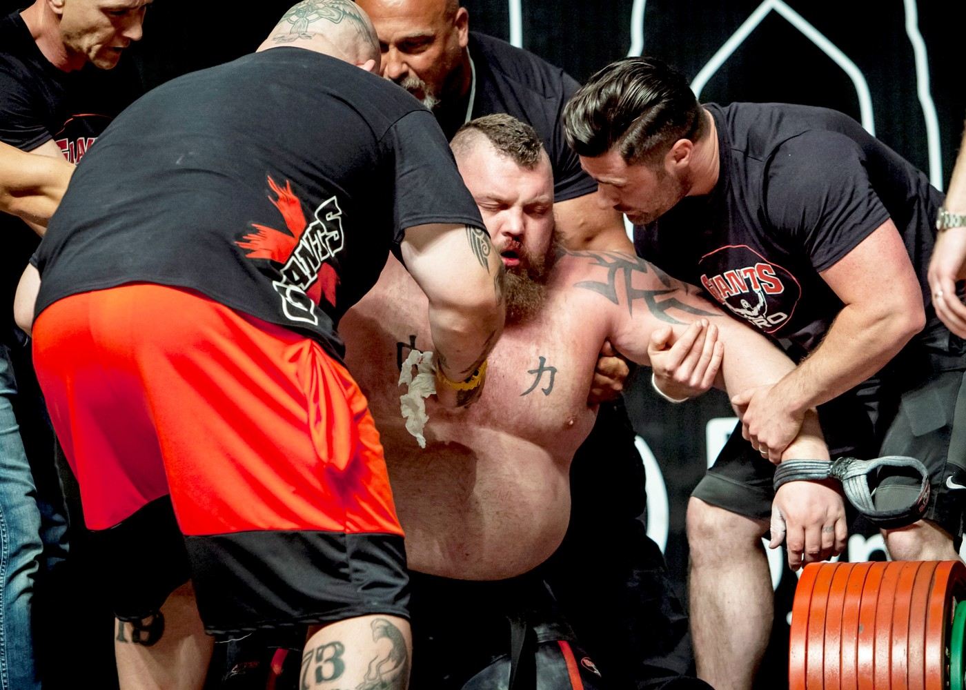 Eddie Hall po překonání rekordu v mrtvém tahu 500 kg.