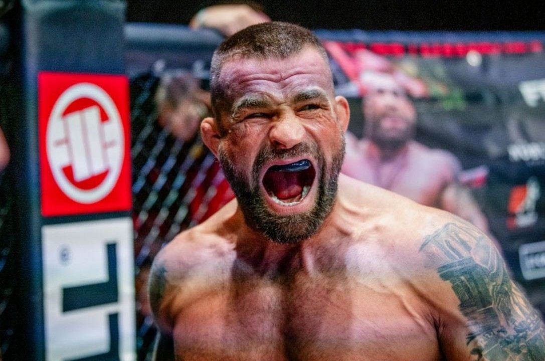 Otevřít ústa. Karlos Vémola jde na operaci.