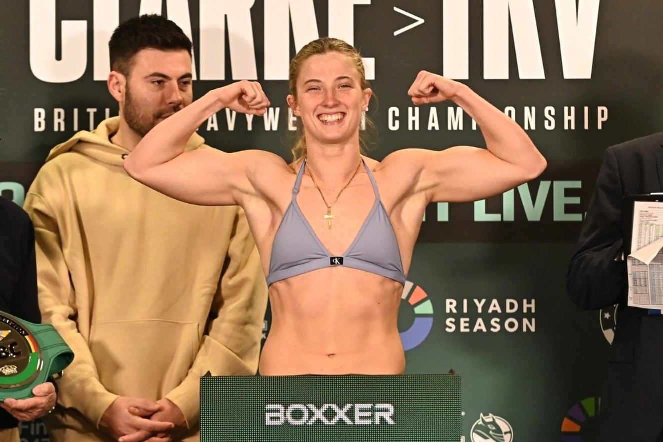 Francesca Hennessy na váze před zápasem o titul WBC.