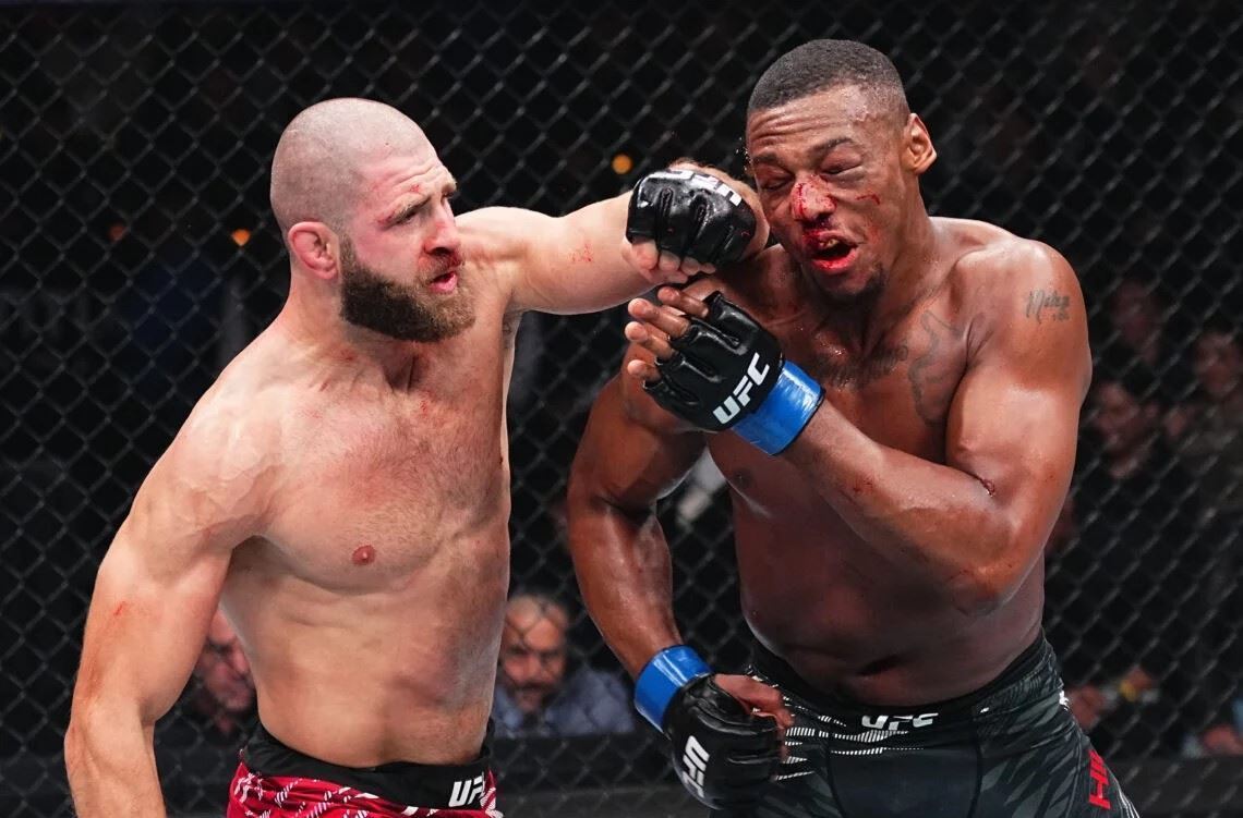 Jiří Procházka porazil Jamahala Hilla.