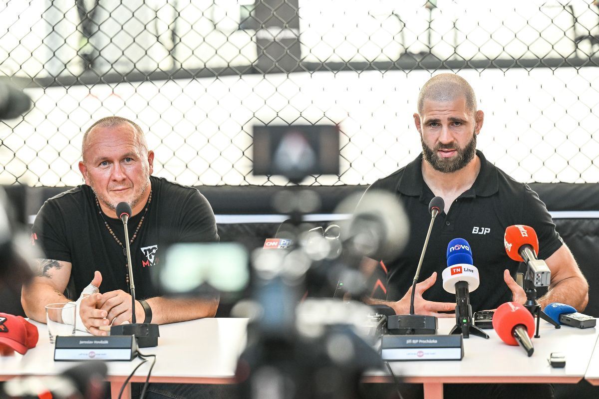 Trenér Jaroslav Hovězák a Jiří Procházka.