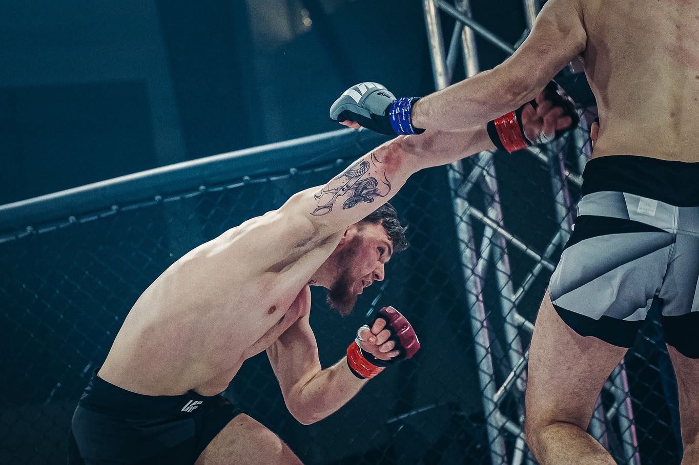 Tomáš Klabík sundá rukavice.