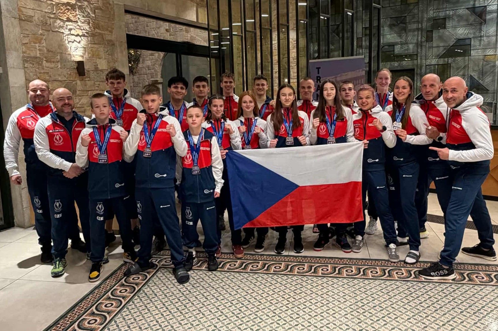 V Aténách je hotovo...